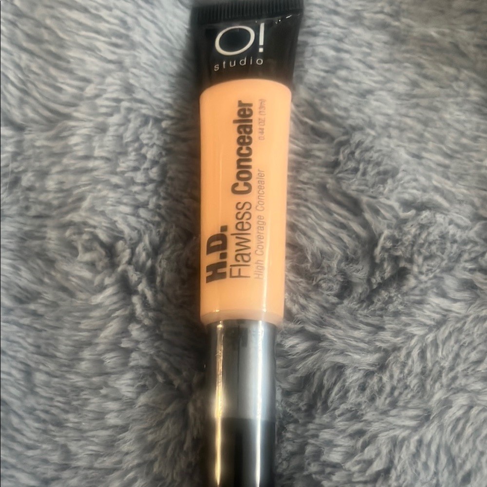 Oilo Studio HD Flawless Concealer - Peach